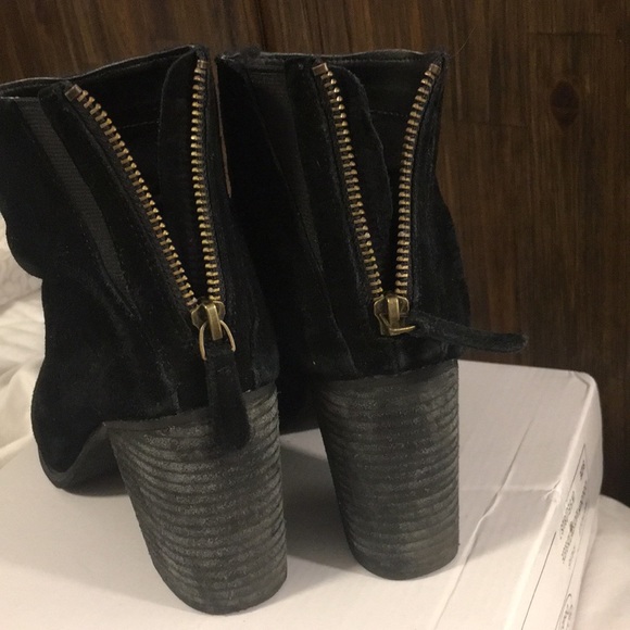 SOLD 🚫Urban Outfitters Heeled Booties - Picture 3 of 4